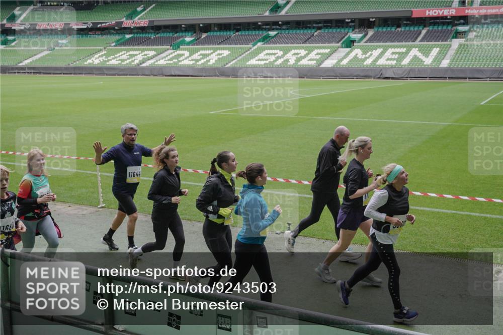 05.10.2025 - 20. swb-Marathon Bremen Michael Burmester http://msf.ph/oto/9243503 05.10.2025 10:36:09 Laufen im Stadion 7123, 7177, 7178, 7908, 8585, 9005, 9173, 9174, 9215, 9231, 9278, 9327, 9330, 9346, 9349, 9370, 9371, 9378, 9389, 9433, 9443, 9450, 9451, 9454, 9462, 9508, 9516, 9518, 9542, 9550, 9568, 9608, 9609, 9611, 9613, 9634, 9635, 9686, 9737, 9747, 9790, 9880, 9904, 9914, 9937, 9954, 9962, 9977, 10006, 10039, 10059, 10063, 10079, 10084, 10127, 10138, 10139, 10143, 10182, 10219, 10228, 10250, 10293, 10311, 10324, 10336, 10353, 10357, 10359, 10367, 10391, 10560, 7163 meine-sportfotos.de