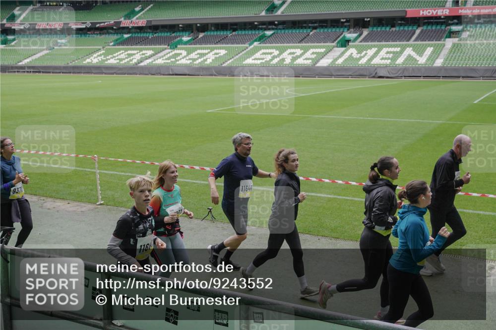 05.10.2025 - 20. swb-Marathon Bremen Michael Burmester http://msf.ph/oto/9243552 05.10.2025 10:36:10 Laufen im Stadion 7123, 7177, 7178, 7908, 8585, 9005, 9173, 9174, 9215, 9231, 9278, 9327, 9330, 9346, 9349, 9370, 9371, 9378, 9389, 9433, 9443, 9450, 9451, 9454, 9462, 9508, 9516, 9518, 9542, 9550, 9568, 9608, 9609, 9611, 9613, 9634, 9635, 9686, 9737, 9747, 9880, 9904, 9914, 9937, 9954, 9962, 9977, 10006, 10039, 10059, 10063, 10079, 10084, 10127, 10138, 10139, 10143, 10182, 10219, 10228, 10250, 10293, 10311, 10324, 10336, 10353, 10357, 10359, 10367, 10391, 10560, 7163 meine-sportfotos.de