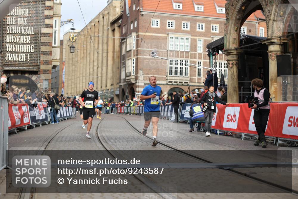 05.10.2025 - 20. swb-Marathon Bremen Yannick Fuchs http://msf.ph/oto/9243587 05.10.2025 10:42:02 Ziel 9884, 10104, 10155, 10691, 10880, 11581, 11710 meine-sportfotos.de