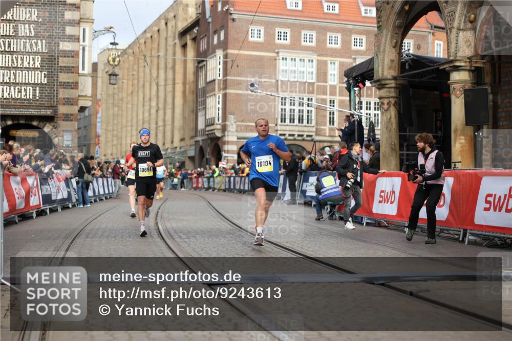 05.10.2025 - 20. swb-Marathon Bremen Yannick Fuchs http://msf.ph/oto/9243613 05.10.2025 10:42:03 Ziel 9884, 10104, 10155, 10691, 10880, 11581, 11710 meine-sportfotos.de