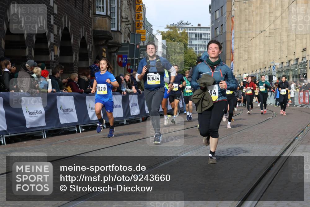 05.10.2025 - 20. swb-Marathon Bremen Strokosch-Dieckow http://msf.ph/oto/9243660 05.10.2025 10:57:51 Ziel 9221, 9568, 9719, 10219, 10577, 10651, 10703, 10834, 10890, 10975, 11023, 11116, 11301, 11457, 11469, 11564, 11575, 11663, 11744 meine-sportfotos.de