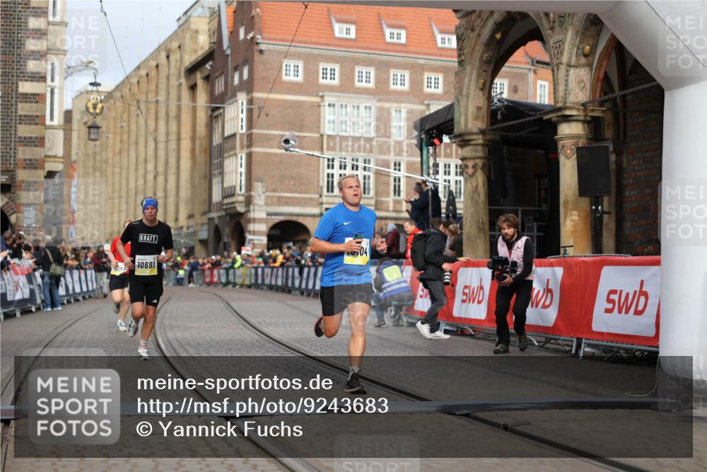 05.10.2025 - 20. swb-Marathon Bremen Yannick Fuchs http://msf.ph/oto/9243683 05.10.2025 10:42:03 Ziel 9884, 10104, 10155, 10691, 10880, 11581, 11710 meine-sportfotos.de