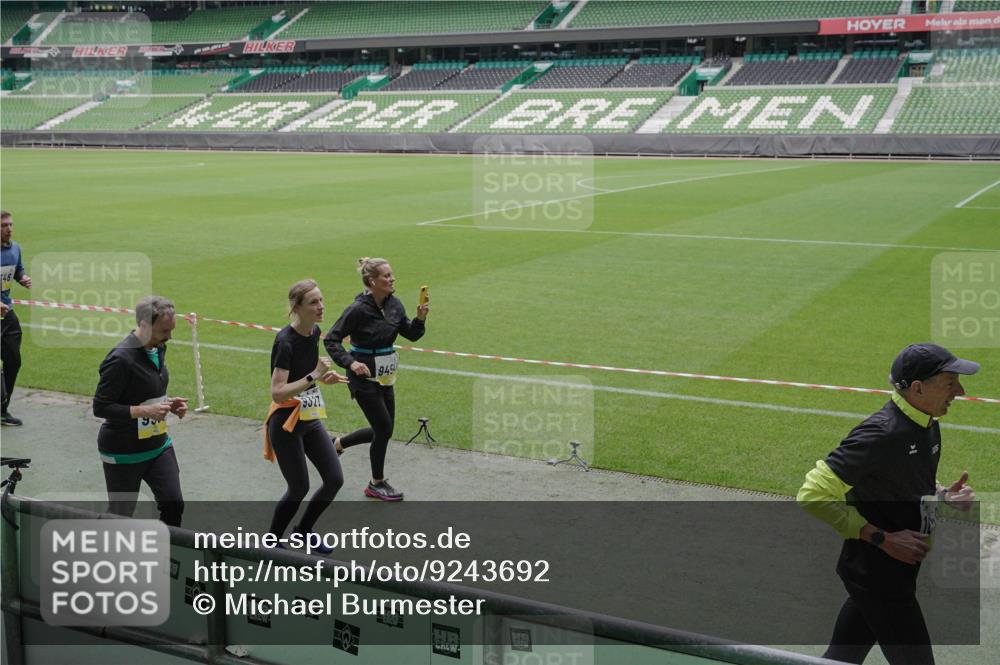05.10.2025 - 20. swb-Marathon Bremen Michael Burmester http://msf.ph/oto/9243692 05.10.2025 10:36:14 Laufen im Stadion 7123, 7177, 7178, 7908, 8585, 9005, 9173, 9174, 9215, 9231, 9278, 9327, 9330, 9346, 9349, 9370, 9371, 9378, 9389, 9433, 9443, 9450, 9451, 9454, 9462, 9516, 9518, 9542, 9568, 9593, 9608, 9609, 9611, 9613, 9634, 9635, 9686, 9737, 9747, 9880, 9904, 9914, 9937, 9954, 9962, 9977, 9991, 10006, 10039, 10059, 10063, 10079, 10127, 10138, 10139, 10143, 10182, 10219, 10228, 10250, 10293, 10311, 10324, 10336, 10353, 10357, 10359, 10367, 10391, 10406, 10560, 10901, 7163 meine-sportfotos.de