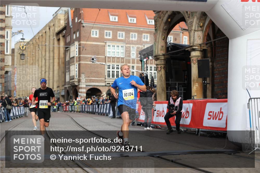05.10.2025 - 20. swb-Marathon Bremen Yannick Fuchs http://msf.ph/oto/9243711 05.10.2025 10:42:03 Ziel 9884, 10104, 10155, 10691, 10880, 11581, 11710 meine-sportfotos.de