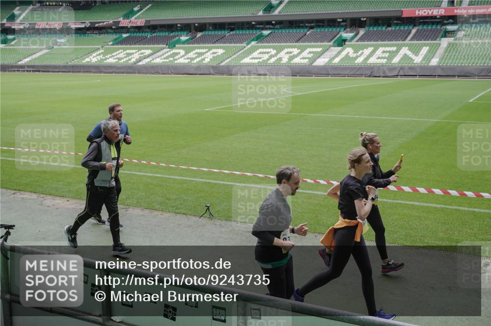 05.10.2025 - 20. swb-Marathon Bremen Michael Burmester http://msf.ph/oto/9243735 05.10.2025 10:36:15 Laufen im Stadion 7123, 7177, 7178, 7908, 8585, 9005, 9173, 9174, 9215, 9231, 9278, 9327, 9330, 9346, 9349, 9370, 9371, 9378, 9389, 9433, 9443, 9450, 9451, 9454, 9462, 9516, 9518, 9542, 9568, 9593, 9608, 9609, 9611, 9613, 9634, 9635, 9686, 9737, 9747, 9880, 9904, 9914, 9937, 9954, 9962, 9977, 9991, 10006, 10039, 10059, 10063, 10079, 10127, 10138, 10139, 10143, 10182, 10219, 10228, 10250, 10293, 10311, 10324, 10336, 10353, 10357, 10359, 10367, 10391, 10406, 10560, 10901, 7163 meine-sportfotos.de