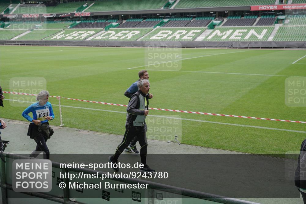 05.10.2025 - 20. swb-Marathon Bremen Michael Burmester http://msf.ph/oto/9243780 05.10.2025 10:36:15 Laufen im Stadion 7123, 7177, 7178, 7908, 8585, 9005, 9173, 9174, 9215, 9231, 9278, 9327, 9330, 9346, 9349, 9370, 9371, 9378, 9389, 9433, 9443, 9450, 9451, 9454, 9462, 9516, 9518, 9542, 9568, 9593, 9608, 9609, 9611, 9613, 9634, 9635, 9686, 9737, 9747, 9880, 9904, 9914, 9937, 9954, 9962, 9977, 9991, 10006, 10039, 10059, 10063, 10079, 10127, 10138, 10139, 10143, 10182, 10219, 10228, 10250, 10293, 10311, 10324, 10336, 10353, 10357, 10359, 10367, 10391, 10406, 10560, 10901, 7163 meine-sportfotos.de
