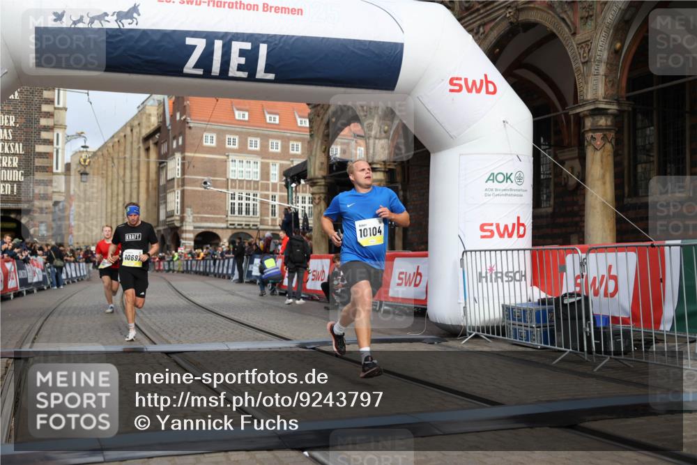 05.10.2025 - 20. swb-Marathon Bremen Yannick Fuchs http://msf.ph/oto/9243797 05.10.2025 10:42:04 Ziel 9884, 10104, 10155, 10691, 10880, 11581, 11710 meine-sportfotos.de