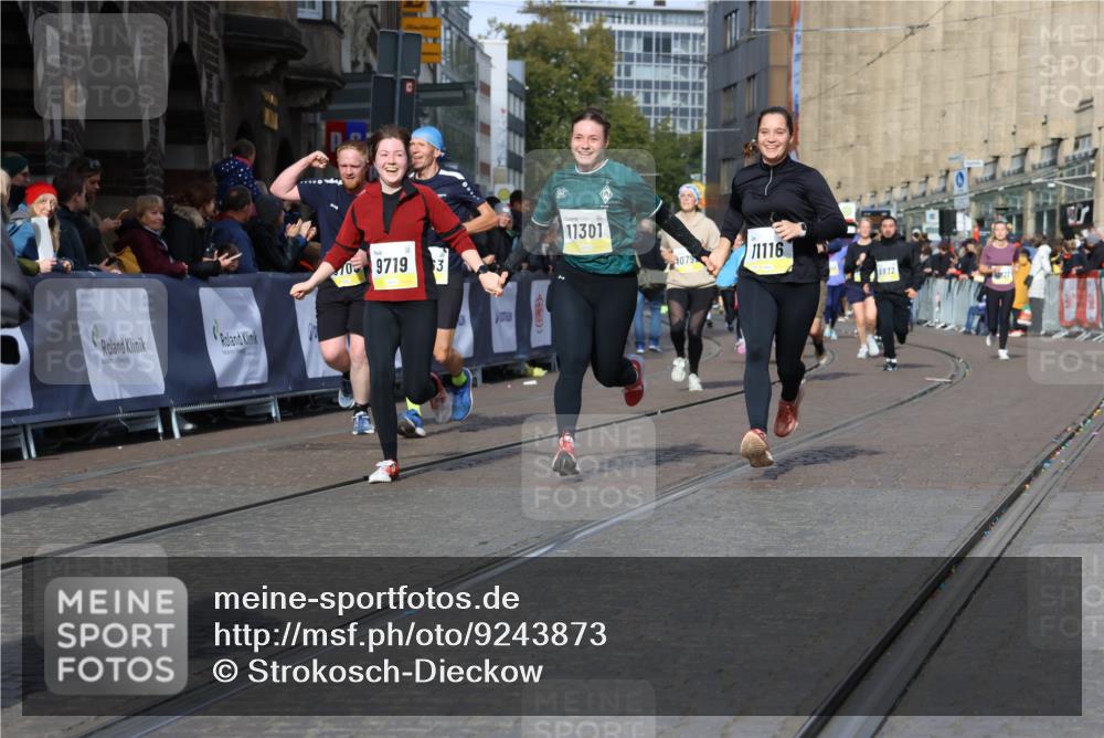 05.10.2025 - 20. swb-Marathon Bremen Strokosch-Dieckow http://msf.ph/oto/9243873 05.10.2025 10:57:56 Ziel 9221, 9568, 9719, 9872, 10577, 10651, 10703, 10793, 10975, 11023, 11116, 11301, 11469, 11601, 11663 meine-sportfotos.de