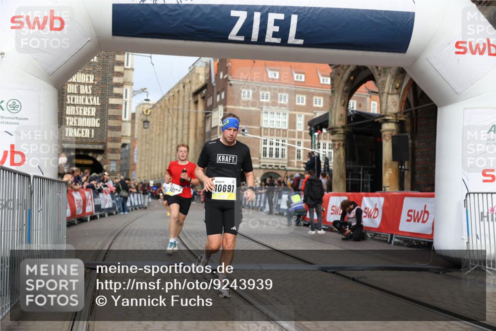 05.10.2025 - 20. swb-Marathon Bremen Yannick Fuchs http://msf.ph/oto/9243939 05.10.2025 10:42:05 Ziel 9884, 10104, 10155, 10691, 10880, 11581, 11710 meine-sportfotos.de