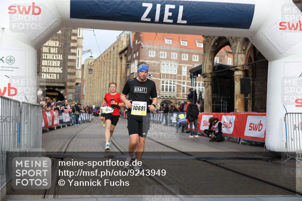 05.10.2025 - 20. swb-Marathon Bremen Yannick Fuchs http://msf.ph/oto/9243949 05.10.2025 10:42:05 Ziel 9884, 10104, 10155, 10691, 10880, 11581, 11710 meine-sportfotos.de