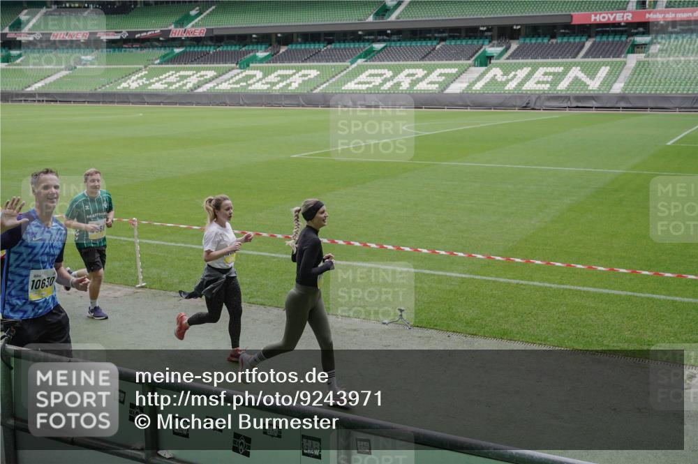 05.10.2025 - 20. swb-Marathon Bremen Michael Burmester http://msf.ph/oto/9243971 05.10.2025 10:36:22 Laufen im Stadion 7123, 7177, 7178, 7908, 8585, 9005, 9173, 9174, 9215, 9231, 9278, 9294, 9327, 9330, 9346, 9349, 9370, 9371, 9378, 9389, 9433, 9443, 9450, 9451, 9454, 9462, 9516, 9518, 9542, 9568, 9593, 9608, 9609, 9611, 9613, 9634, 9635, 9686, 9737, 9747, 9827, 9880, 9904, 9937, 9954, 9977, 9991, 10006, 10030, 10063, 10079, 10093, 10127, 10138, 10139, 10143, 10182, 10209, 10219, 10228, 10250, 10293, 10311, 10324, 10336, 10357, 10367, 10391, 10406, 10558, 10560, 10809, 10901 meine-sportfotos.de