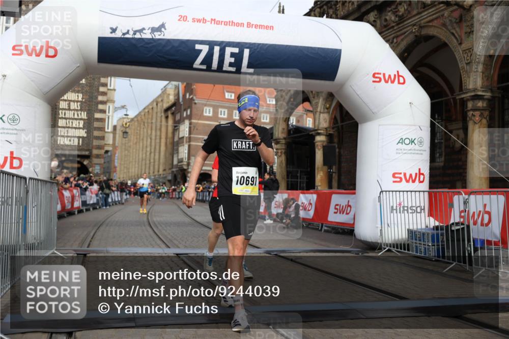 05.10.2025 - 20. swb-Marathon Bremen Yannick Fuchs http://msf.ph/oto/9244039 05.10.2025 10:42:06 Ziel 9884, 10104, 10155, 10691, 11581, 11710 meine-sportfotos.de