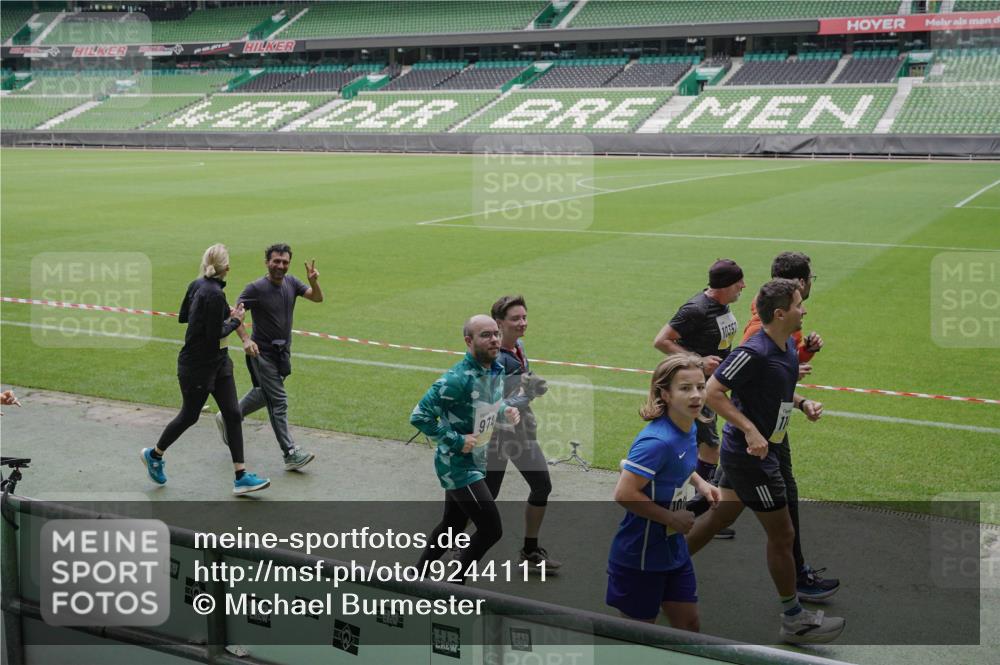 05.10.2025 - 20. swb-Marathon Bremen Michael Burmester http://msf.ph/oto/9244111 05.10.2025 10:36:26 Laufen im Stadion 7123, 7177, 7178, 7908, 8585, 9005, 9173, 9174, 9215, 9231, 9271, 9272, 9278, 9294, 9327, 9330, 9346, 9349, 9370, 9371, 9378, 9389, 9443, 9450, 9454, 9462, 9473, 9516, 9518, 9542, 9568, 9593, 9608, 9611, 9613, 9634, 9635, 9686, 9737, 9747, 9827, 9880, 9904, 9954, 9977, 9991, 10006, 10030, 10063, 10079, 10093, 10127, 10139, 10143, 10182, 10209, 10217, 10219, 10228, 10293, 10311, 10324, 10336, 10357, 10367, 10391, 10406, 10558, 10560, 10656, 10809, 10901, 9231, 9330 meine-sportfotos.de