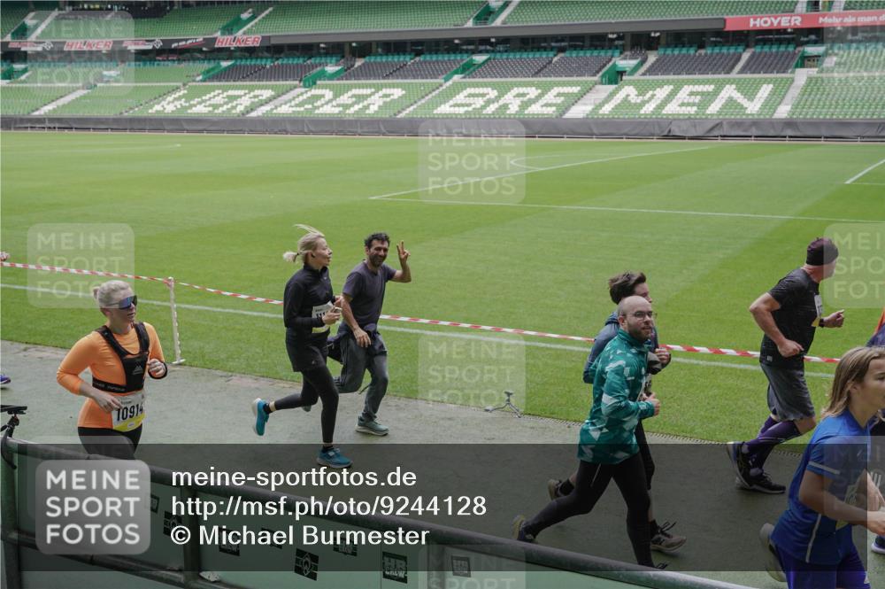 05.10.2025 - 20. swb-Marathon Bremen Michael Burmester http://msf.ph/oto/9244128 05.10.2025 10:36:27 Laufen im Stadion 7123, 7177, 7178, 7777, 7908, 8585, 9005, 9173, 9174, 9215, 9271, 9272, 9278, 9294, 9327, 9346, 9349, 9370, 9371, 9378, 9389, 9443, 9450, 9454, 9462, 9473, 9516, 9518, 9542, 9568, 9593, 9608, 9611, 9613, 9634, 9635, 9655, 9686, 9737, 9747, 9827, 9880, 9977, 9991, 10006, 10030, 10063, 10079, 10093, 10127, 10139, 10143, 10182, 10209, 10217, 10219, 10228, 10293, 10311, 10324, 10336, 10357, 10367, 10391, 10406, 10558, 10560, 10656, 10809, 10901, 9231, 9330 meine-sportfotos.de