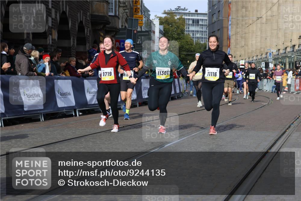 05.10.2025 - 20. swb-Marathon Bremen Strokosch-Dieckow http://msf.ph/oto/9244135 05.10.2025 10:57:57 Ziel 9221, 9568, 9719, 9872, 10577, 10651, 10703, 10793, 11116, 11301, 11469, 11601, 11663 meine-sportfotos.de