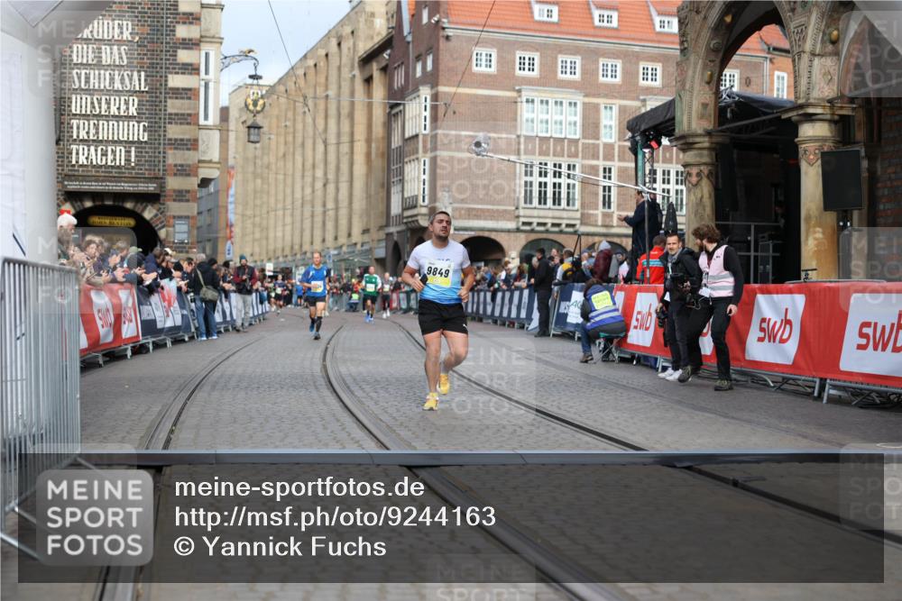 05.10.2025 - 20. swb-Marathon Bremen Yannick Fuchs http://msf.ph/oto/9244163 05.10.2025 10:42:09 Ziel 9849, 10104, 10155, 10691 meine-sportfotos.de