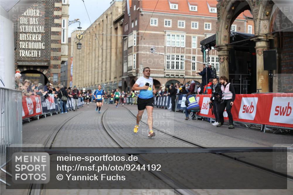 05.10.2025 - 20. swb-Marathon Bremen Yannick Fuchs http://msf.ph/oto/9244192 05.10.2025 10:42:09 Ziel 9849, 10104, 10155, 10691 meine-sportfotos.de
