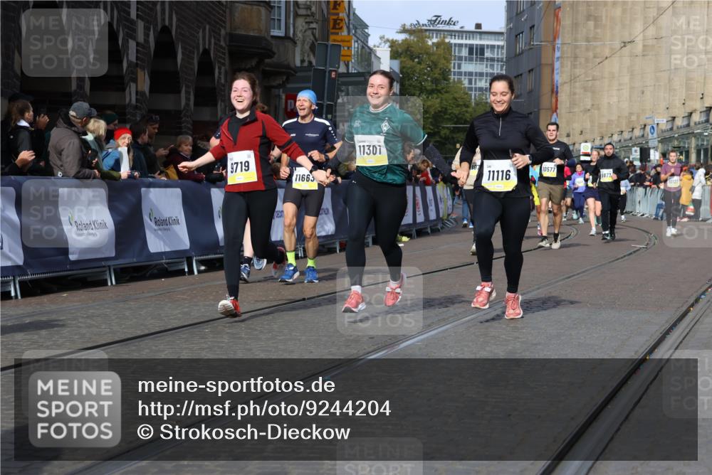 05.10.2025 - 20. swb-Marathon Bremen Strokosch-Dieckow http://msf.ph/oto/9244204 05.10.2025 10:57:57 Ziel 9221, 9568, 9719, 9872, 10577, 10651, 10703, 10793, 11116, 11301, 11469, 11601, 11663 meine-sportfotos.de