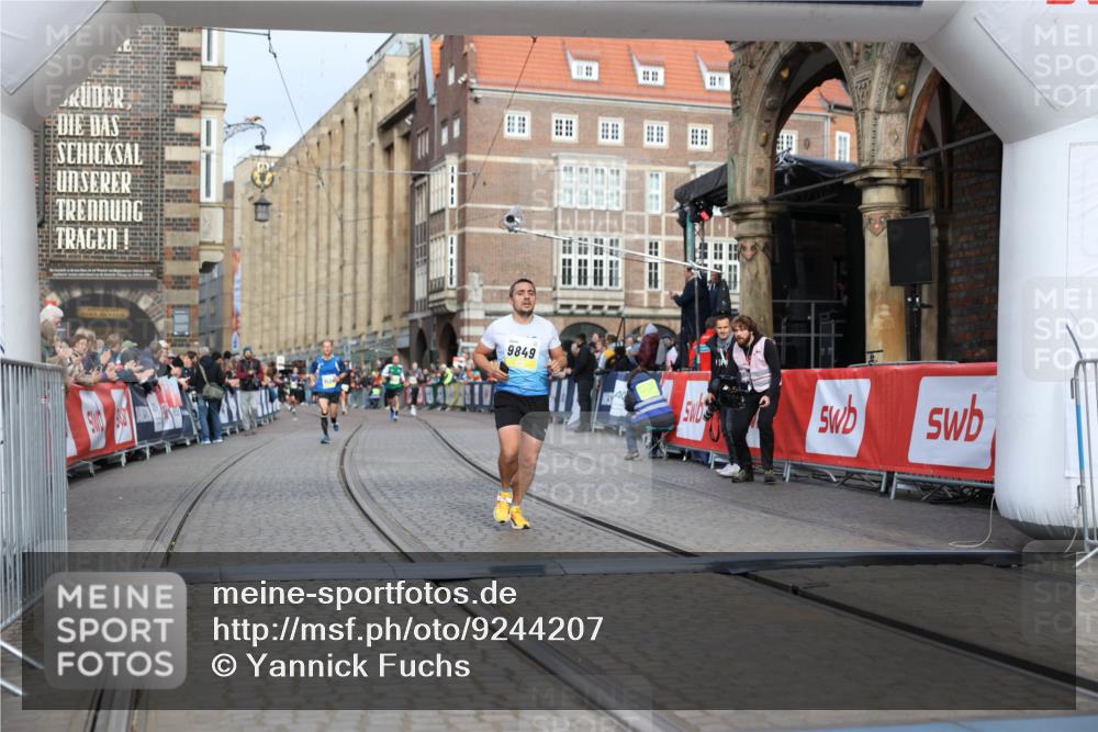 05.10.2025 - 20. swb-Marathon Bremen Yannick Fuchs http://msf.ph/oto/9244207 05.10.2025 10:42:09 Ziel 9849, 10104, 10155, 10691 meine-sportfotos.de