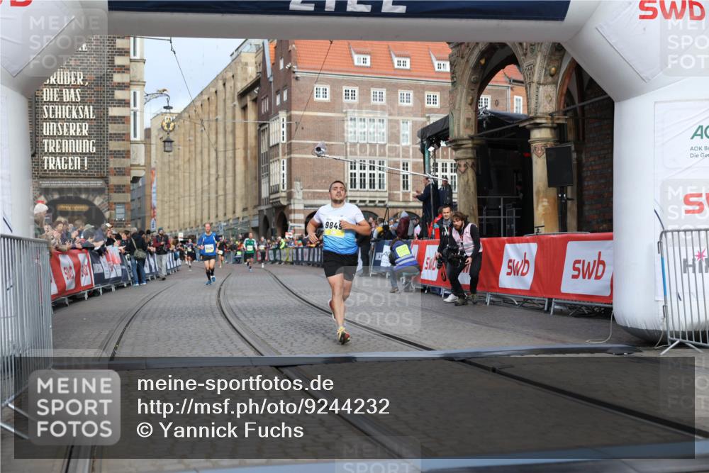 05.10.2025 - 20. swb-Marathon Bremen Yannick Fuchs http://msf.ph/oto/9244232 05.10.2025 10:42:09 Ziel 9849, 10104, 10155, 10691 meine-sportfotos.de