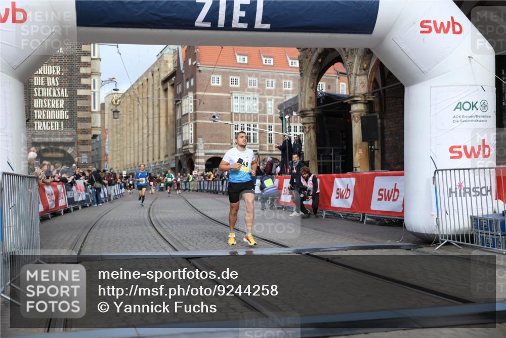 05.10.2025 - 20. swb-Marathon Bremen Yannick Fuchs http://msf.ph/oto/9244258 05.10.2025 10:42:10 Ziel 9849, 10104, 10155, 10691 meine-sportfotos.de