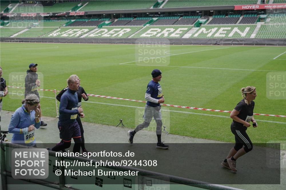 05.10.2025 - 20. swb-Marathon Bremen Michael Burmester http://msf.ph/oto/9244308 05.10.2025 10:36:33 Laufen im Stadion 7123, 7777, 7908, 8585, 9005, 9173, 9174, 9215, 9271, 9272, 9278, 9294, 9327, 9346, 9349, 9370, 9371, 9378, 9389, 9443, 9450, 9454, 9462, 9473, 9568, 9593, 9604, 9608, 9611, 9613, 9635, 9655, 9686, 9692, 9747, 9812, 9827, 9880, 9977, 9991, 10004, 10006, 10026, 10030, 10071, 10079, 10093, 10127, 10143, 10182, 10209, 10217, 10219, 10293, 10311, 10324, 10357, 10367, 10391, 10406, 10492, 10558, 10560, 10588, 10656, 10679, 10809, 10901, 7177, 9231, 9330 meine-sportfotos.de