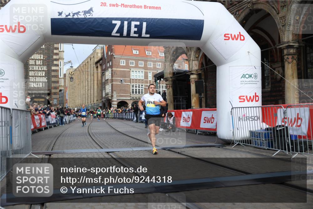05.10.2025 - 20. swb-Marathon Bremen Yannick Fuchs http://msf.ph/oto/9244318 05.10.2025 10:42:10 Ziel 9849, 10104, 10155, 10691 meine-sportfotos.de