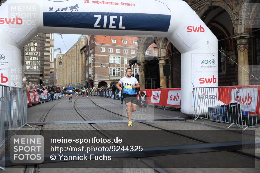 05.10.2025 - 20. swb-Marathon Bremen Yannick Fuchs http://msf.ph/oto/9244325 05.10.2025 10:42:10 Ziel 9849, 10104, 10155, 10691 meine-sportfotos.de