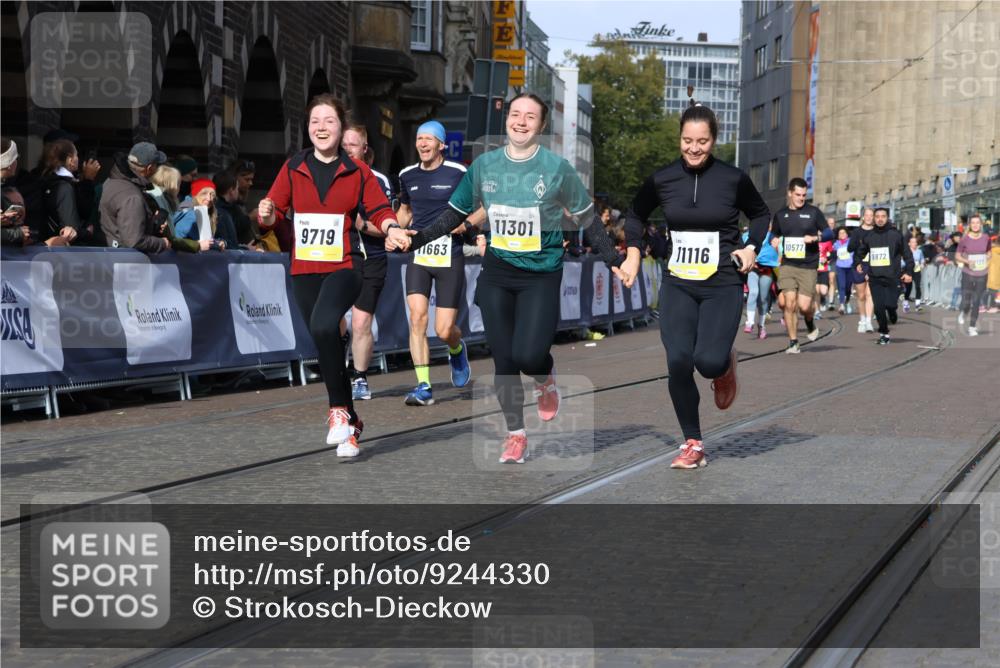 05.10.2025 - 20. swb-Marathon Bremen Strokosch-Dieckow http://msf.ph/oto/9244330 05.10.2025 10:57:57 Ziel 9221, 9568, 9719, 9872, 10577, 10651, 10703, 10793, 11116, 11301, 11469, 11601, 11663 meine-sportfotos.de