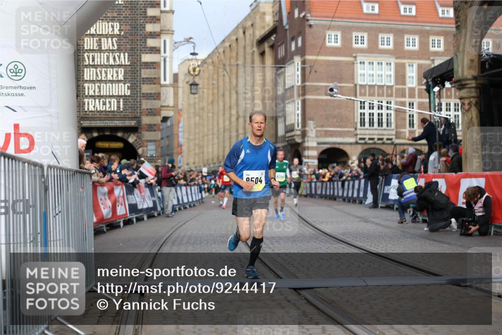 05.10.2025 - 20. swb-Marathon Bremen Yannick Fuchs http://msf.ph/oto/9244417 05.10.2025 10:42:15 Ziel 9364, 9504, 9849 meine-sportfotos.de