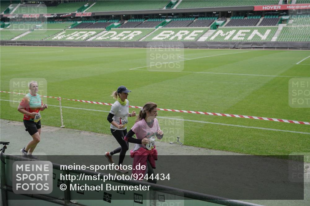 05.10.2025 - 20. swb-Marathon Bremen Michael Burmester http://msf.ph/oto/9244434 05.10.2025 10:36:38 Laufen im Stadion 7123, 7777, 7908, 8585, 9005, 9173, 9174, 9215, 9271, 9272, 9278, 9294, 9327, 9346, 9349, 9370, 9371, 9378, 9389, 9443, 9450, 9454, 9462, 9473, 9568, 9593, 9604, 9608, 9611, 9613, 9635, 9655, 9673, 9686, 9692, 9747, 9812, 9827, 9880, 9913, 9977, 9991, 10004, 10026, 10030, 10071, 10093, 10143, 10182, 10209, 10217, 10219, 10293, 10311, 10324, 10357, 10367, 10391, 10406, 10492, 10558, 10560, 10588, 10656, 10679, 10762, 10809, 10901, 7177, 9231, 9330 meine-sportfotos.de