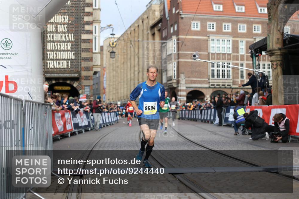 05.10.2025 - 20. swb-Marathon Bremen Yannick Fuchs http://msf.ph/oto/9244440 05.10.2025 10:42:15 Ziel 9364, 9504, 9849 meine-sportfotos.de