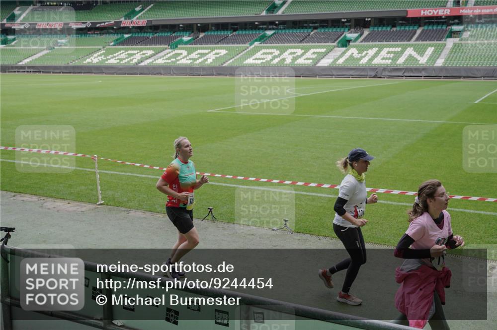 05.10.2025 - 20. swb-Marathon Bremen Michael Burmester http://msf.ph/oto/9244454 05.10.2025 10:36:38 Laufen im Stadion 7123, 7777, 7908, 8585, 9005, 9173, 9174, 9215, 9271, 9272, 9278, 9294, 9327, 9346, 9349, 9370, 9371, 9378, 9389, 9443, 9450, 9454, 9462, 9473, 9568, 9593, 9604, 9608, 9611, 9613, 9635, 9655, 9673, 9686, 9692, 9747, 9812, 9827, 9880, 9913, 9977, 9991, 10004, 10026, 10030, 10071, 10093, 10143, 10182, 10209, 10217, 10219, 10293, 10311, 10324, 10357, 10367, 10391, 10406, 10492, 10558, 10560, 10588, 10656, 10679, 10762, 10809, 10901, 7177, 9231, 9330 meine-sportfotos.de