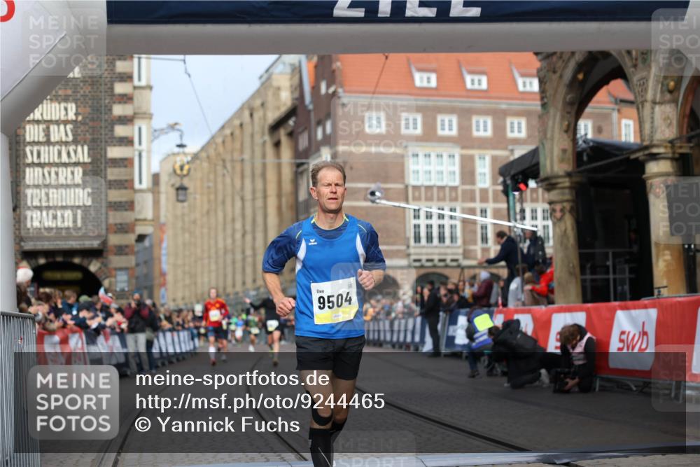 05.10.2025 - 20. swb-Marathon Bremen Yannick Fuchs http://msf.ph/oto/9244465 05.10.2025 10:42:16 Ziel 9364, 9504, 9849 meine-sportfotos.de