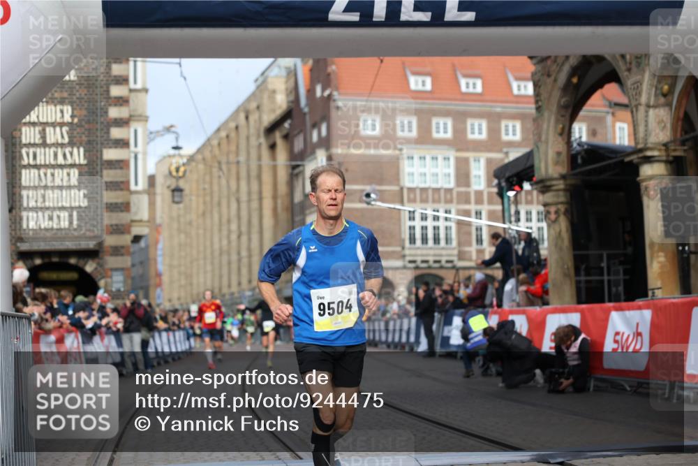 05.10.2025 - 20. swb-Marathon Bremen Yannick Fuchs http://msf.ph/oto/9244475 05.10.2025 10:42:16 Ziel 9364, 9504, 9849 meine-sportfotos.de