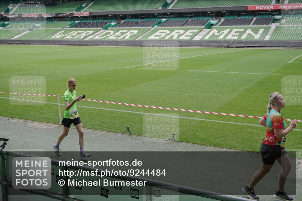 05.10.2025 - 20. swb-Marathon Bremen Michael Burmester http://msf.ph/oto/9244484 05.10.2025 10:36:40 Laufen im Stadion 7123, 7777, 7908, 8585, 9005, 9173, 9174, 9177, 9208, 9215, 9271, 9272, 9278, 9294, 9327, 9346, 9349, 9370, 9371, 9378, 9389, 9443, 9450, 9454, 9473, 9568, 9593, 9604, 9608, 9611, 9613, 9635, 9655, 9673, 9686, 9692, 9747, 9812, 9827, 9880, 9913, 9977, 9991, 10004, 10026, 10030, 10071, 10093, 10182, 10209, 10217, 10219, 10293, 10311, 10324, 10357, 10367, 10391, 10406, 10489, 10492, 10558, 10560, 10588, 10656, 10679, 10762, 10809, 10901, 7177, 9231, 9330 meine-sportfotos.de