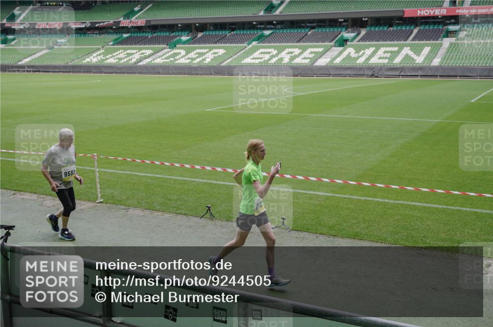 05.10.2025 - 20. swb-Marathon Bremen Michael Burmester http://msf.ph/oto/9244505 05.10.2025 10:36:40 Laufen im Stadion 7123, 7777, 7908, 8585, 9005, 9173, 9174, 9177, 9208, 9215, 9271, 9272, 9278, 9294, 9327, 9346, 9349, 9370, 9371, 9378, 9389, 9443, 9450, 9454, 9473, 9568, 9593, 9604, 9608, 9611, 9613, 9635, 9655, 9673, 9686, 9692, 9747, 9812, 9827, 9880, 9913, 9977, 9991, 10004, 10026, 10030, 10071, 10093, 10182, 10209, 10217, 10219, 10293, 10311, 10324, 10357, 10367, 10391, 10406, 10489, 10492, 10558, 10560, 10588, 10656, 10679, 10762, 10809, 10901, 7177, 9231, 9330 meine-sportfotos.de