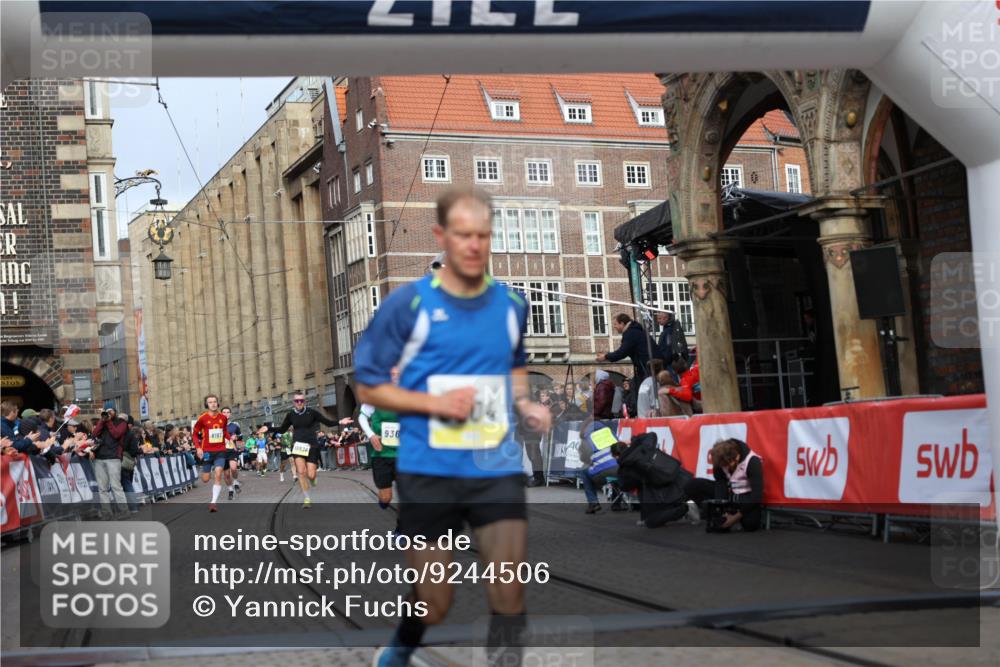 05.10.2025 - 20. swb-Marathon Bremen Yannick Fuchs http://msf.ph/oto/9244506 05.10.2025 10:42:16 Ziel 9364, 9504, 9849 meine-sportfotos.de