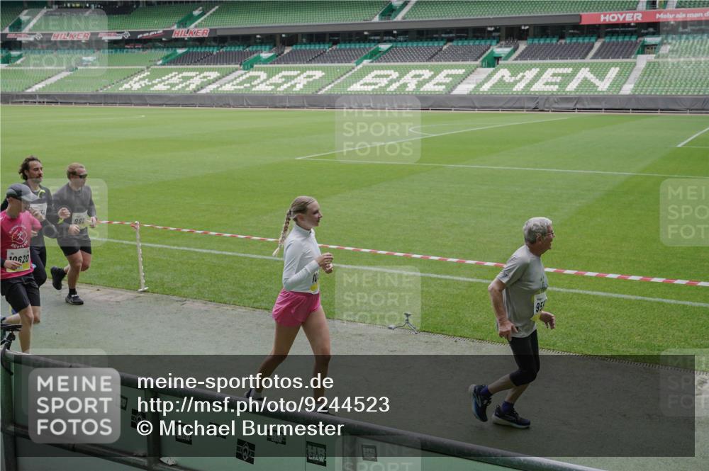 05.10.2025 - 20. swb-Marathon Bremen Michael Burmester http://msf.ph/oto/9244523 05.10.2025 10:36:42 Laufen im Stadion 7123, 7777, 7908, 8585, 9005, 9174, 9177, 9208, 9215, 9271, 9272, 9294, 9327, 9346, 9349, 9370, 9371, 9378, 9389, 9443, 9450, 9454, 9473, 9568, 9593, 9604, 9608, 9611, 9613, 9635, 9655, 9673, 9686, 9692, 9747, 9812, 9827, 9839, 9913, 9991, 10004, 10026, 10030, 10071, 10093, 10182, 10209, 10217, 10219, 10293, 10311, 10324, 10357, 10391, 10406, 10489, 10492, 10558, 10560, 10588, 10656, 10679, 10762, 10809, 10821, 10901, 7177, 9231, 9330 meine-sportfotos.de