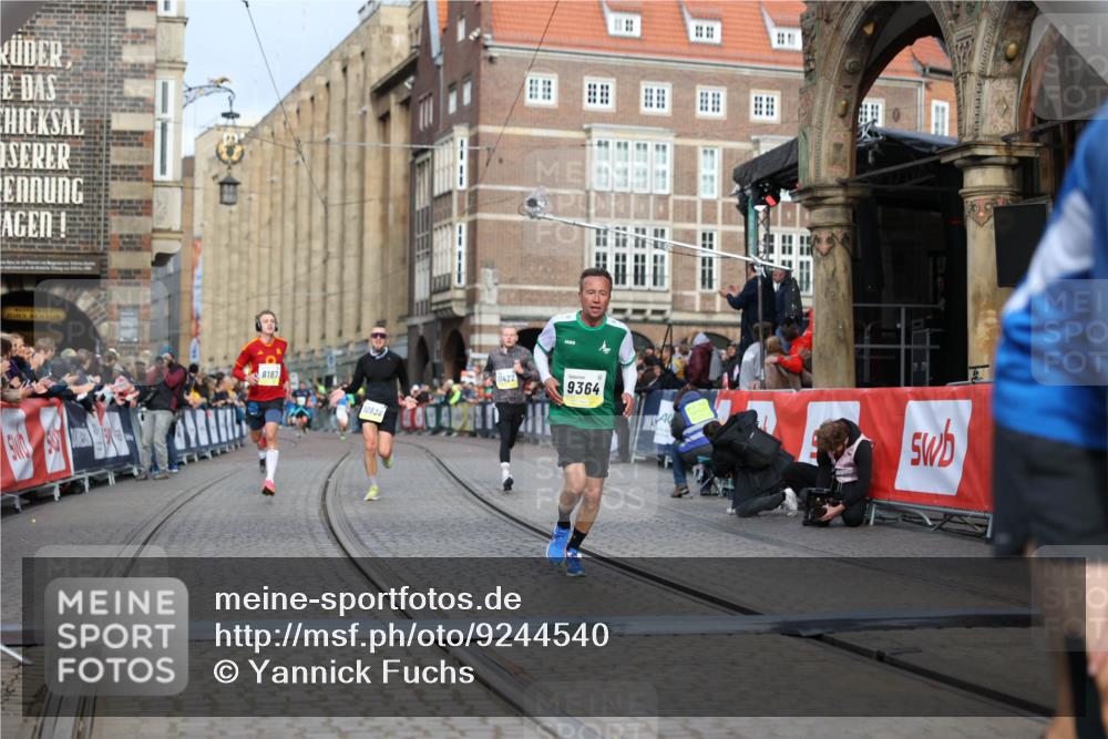 05.10.2025 - 20. swb-Marathon Bremen Yannick Fuchs http://msf.ph/oto/9244540 05.10.2025 10:42:17 Ziel 8187, 9364, 9504, 9849, 10838 meine-sportfotos.de