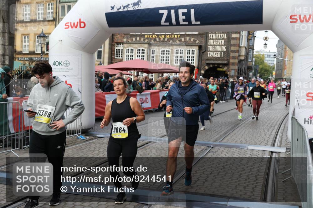 05.10.2025 - 20. swb-Marathon Bremen Yannick Fuchs http://msf.ph/oto/9244541 05.10.2025 11:11:16 Ziel 8865, 9245, 9664, 9822, 9823, 9836, 9837, 9948, 10415, 11257, 11395, 11580 meine-sportfotos.de