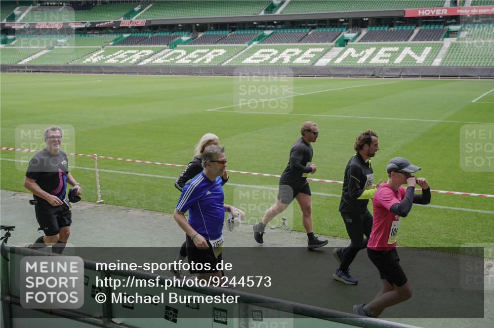 05.10.2025 - 20. swb-Marathon Bremen Michael Burmester http://msf.ph/oto/9244573 05.10.2025 10:36:44 Laufen im Stadion 7123, 7777, 7908, 8585, 9005, 9174, 9177, 9208, 9215, 9271, 9272, 9294, 9305, 9327, 9346, 9349, 9370, 9371, 9389, 9443, 9454, 9473, 9568, 9593, 9604, 9608, 9611, 9613, 9635, 9655, 9673, 9686, 9692, 9747, 9812, 9827, 9839, 9913, 9991, 10004, 10026, 10030, 10071, 10093, 10182, 10209, 10217, 10219, 10311, 10324, 10357, 10391, 10406, 10489, 10492, 10558, 10560, 10588, 10656, 10679, 10762, 10809, 10821, 10901, 7177, 9231, 9330 meine-sportfotos.de