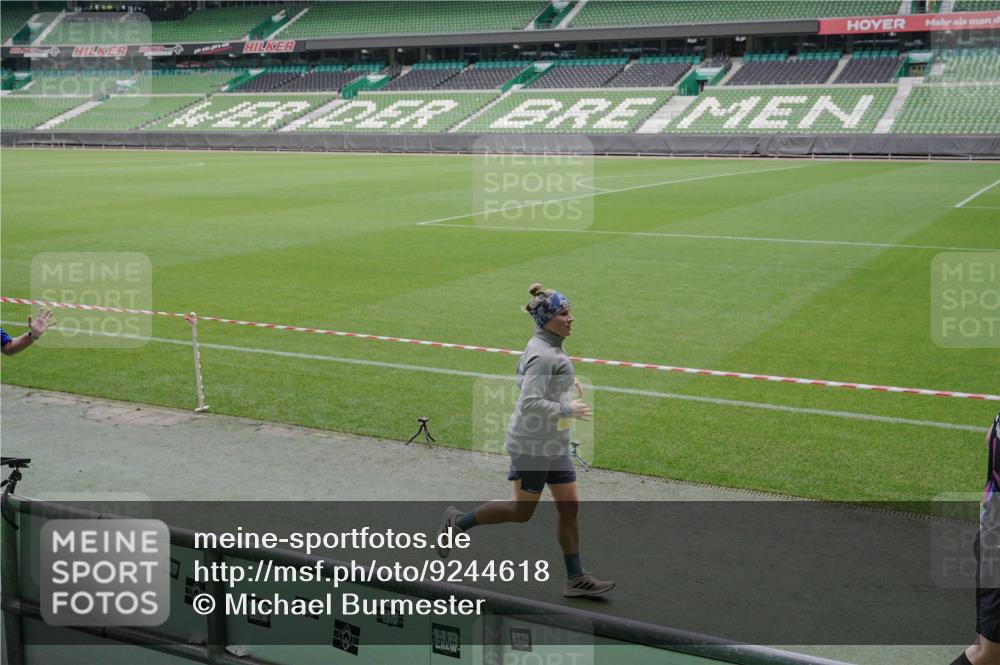 05.10.2025 - 20. swb-Marathon Bremen Michael Burmester http://msf.ph/oto/9244618 05.10.2025 10:36:46 Laufen im Stadion 7123, 7777, 7908, 8585, 9005, 9177, 9208, 9215, 9246, 9271, 9272, 9294, 9305, 9327, 9346, 9349, 9370, 9371, 9389, 9443, 9454, 9473, 9568, 9593, 9604, 9608, 9611, 9613, 9635, 9655, 9673, 9686, 9692, 9747, 9812, 9827, 9839, 9913, 9991, 10004, 10026, 10030, 10071, 10093, 10182, 10209, 10217, 10219, 10311, 10324, 10357, 10391, 10406, 10489, 10492, 10558, 10560, 10588, 10656, 10679, 10762, 10771, 10809, 10821, 10901, 7177, 9231, 9330 meine-sportfotos.de