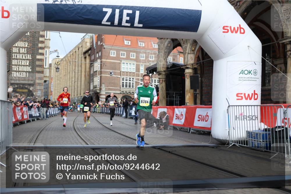 05.10.2025 - 20. swb-Marathon Bremen Yannick Fuchs http://msf.ph/oto/9244642 05.10.2025 10:42:18 Ziel 8187, 9364, 9504, 10838, 11422 meine-sportfotos.de