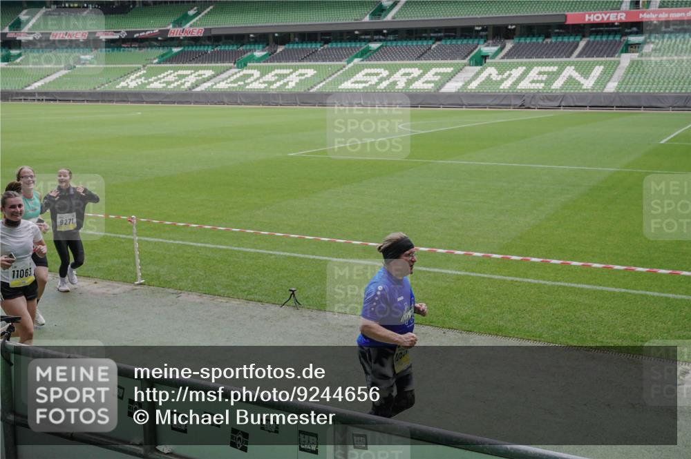 05.10.2025 - 20. swb-Marathon Bremen Michael Burmester http://msf.ph/oto/9244656 05.10.2025 10:36:47 Laufen im Stadion 7123, 7777, 7908, 8585, 9005, 9177, 9208, 9215, 9246, 9271, 9272, 9294, 9305, 9327, 9346, 9349, 9370, 9371, 9389, 9443, 9454, 9473, 9568, 9593, 9604, 9608, 9611, 9613, 9635, 9655, 9673, 9686, 9692, 9747, 9812, 9827, 9839, 9913, 9991, 10004, 10026, 10030, 10071, 10093, 10209, 10217, 10219, 10311, 10324, 10357, 10391, 10406, 10489, 10492, 10558, 10560, 10562, 10571, 10588, 10656, 10679, 10762, 10771, 10809, 10821, 10901, 7177 meine-sportfotos.de