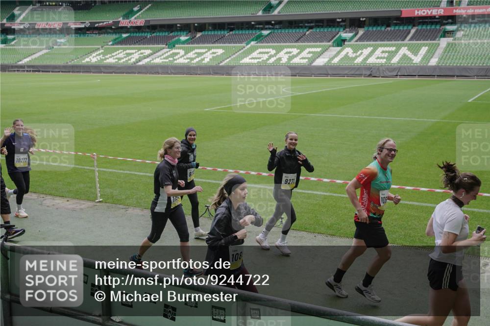 05.10.2025 - 20. swb-Marathon Bremen Michael Burmester http://msf.ph/oto/9244722 05.10.2025 10:36:49 Laufen im Stadion 7123, 7777, 7908, 8585, 9005, 9177, 9208, 9215, 9246, 9271, 9272, 9294, 9305, 9346, 9349, 9363, 9370, 9371, 9443, 9454, 9473, 9531, 9568, 9593, 9604, 9608, 9611, 9613, 9635, 9655, 9673, 9686, 9692, 9747, 9802, 9812, 9827, 9839, 9913, 9991, 10004, 10026, 10030, 10071, 10093, 10209, 10217, 10219, 10290, 10291, 10311, 10324, 10357, 10391, 10406, 10489, 10492, 10518, 10558, 10560, 10562, 10571, 10588, 10615, 10656, 10679, 10762, 10771, 10809, 10821, 10901, 7177 meine-sportfotos.de