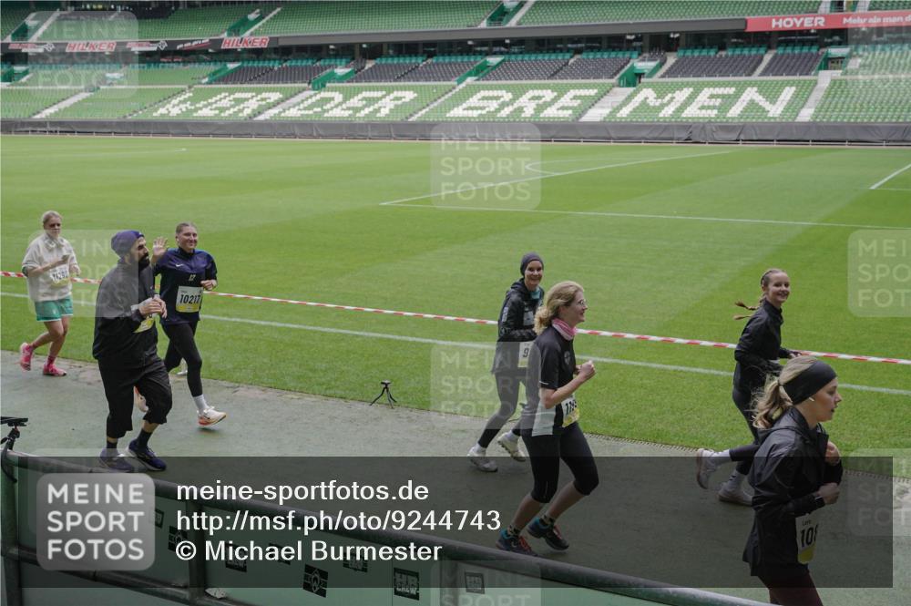 05.10.2025 - 20. swb-Marathon Bremen Michael Burmester http://msf.ph/oto/9244743 05.10.2025 10:36:50 Laufen im Stadion 7123, 7777, 7908, 8585, 9005, 9177, 9208, 9215, 9246, 9271, 9272, 9294, 9305, 9346, 9349, 9363, 9370, 9371, 9443, 9454, 9473, 9531, 9568, 9593, 9603, 9604, 9608, 9611, 9613, 9635, 9655, 9673, 9692, 9747, 9802, 9812, 9827, 9839, 9913, 9991, 10004, 10026, 10030, 10071, 10093, 10209, 10217, 10219, 10290, 10291, 10311, 10324, 10357, 10391, 10406, 10489, 10492, 10518, 10558, 10560, 10562, 10571, 10588, 10615, 10656, 10679, 10762, 10771, 10809, 10821, 10901, 7177 meine-sportfotos.de