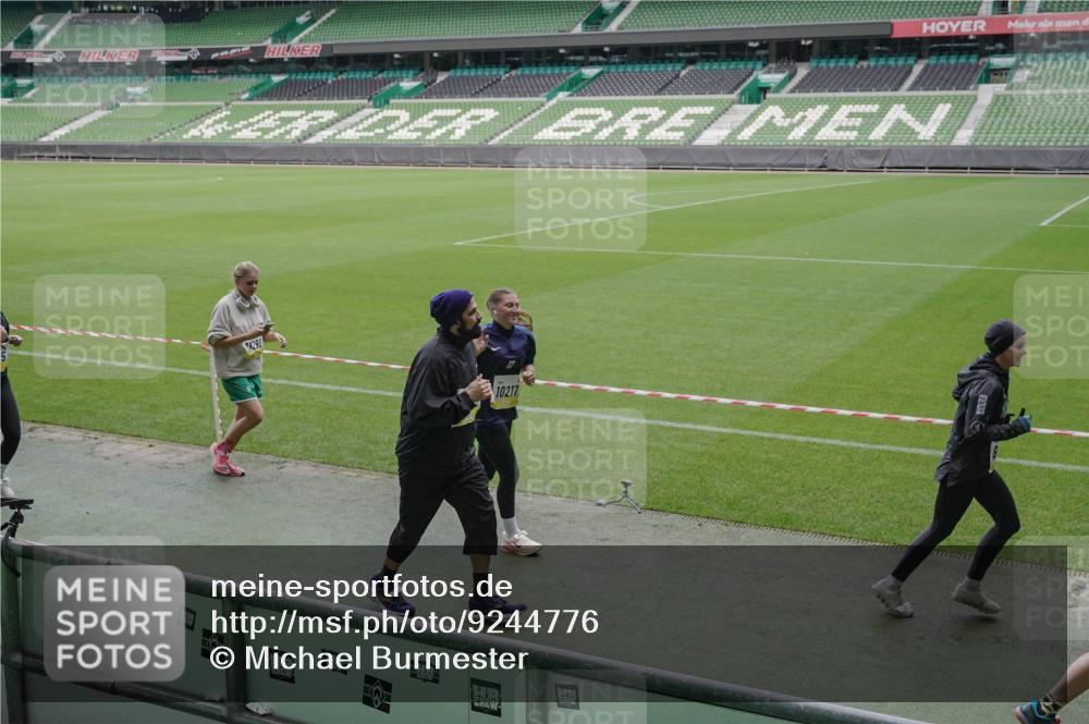 05.10.2025 - 20. swb-Marathon Bremen Michael Burmester http://msf.ph/oto/9244776 05.10.2025 10:36:51 Laufen im Stadion 7123, 7777, 7908, 8585, 9177, 9208, 9215, 9246, 9271, 9272, 9294, 9305, 9346, 9349, 9363, 9370, 9371, 9381, 9443, 9454, 9473, 9531, 9568, 9593, 9603, 9604, 9608, 9611, 9613, 9635, 9655, 9673, 9692, 9747, 9802, 9812, 9827, 9839, 9913, 9991, 10004, 10026, 10030, 10067, 10071, 10093, 10209, 10217, 10219, 10290, 10291, 10324, 10345, 10357, 10391, 10406, 10489, 10492, 10518, 10558, 10560, 10562, 10571, 10588, 10615, 10656, 10679, 10762, 10771, 10809, 10821, 10901, 7177 meine-sportfotos.de