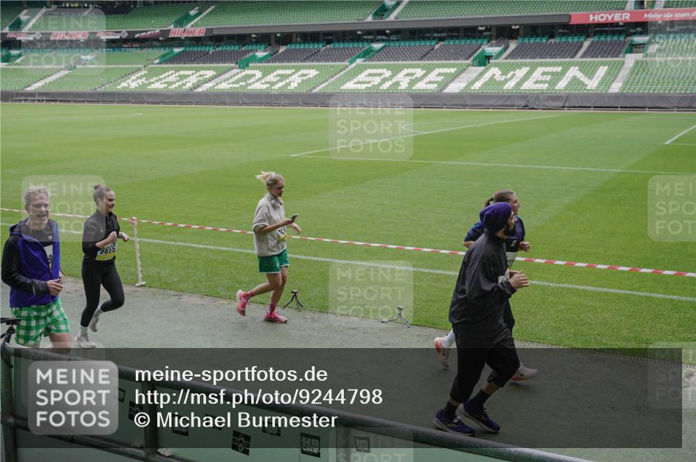 05.10.2025 - 20. swb-Marathon Bremen Michael Burmester http://msf.ph/oto/9244798 05.10.2025 10:36:51 Laufen im Stadion 7123, 7777, 7908, 8585, 9177, 9208, 9215, 9246, 9271, 9272, 9294, 9305, 9346, 9349, 9363, 9370, 9371, 9381, 9443, 9454, 9473, 9531, 9568, 9593, 9603, 9604, 9608, 9611, 9613, 9635, 9655, 9673, 9692, 9747, 9802, 9812, 9827, 9839, 9913, 9991, 10004, 10026, 10030, 10067, 10071, 10093, 10209, 10217, 10219, 10290, 10291, 10324, 10345, 10357, 10391, 10406, 10489, 10492, 10518, 10558, 10560, 10562, 10571, 10588, 10615, 10656, 10679, 10762, 10771, 10809, 10821, 10901, 7177 meine-sportfotos.de