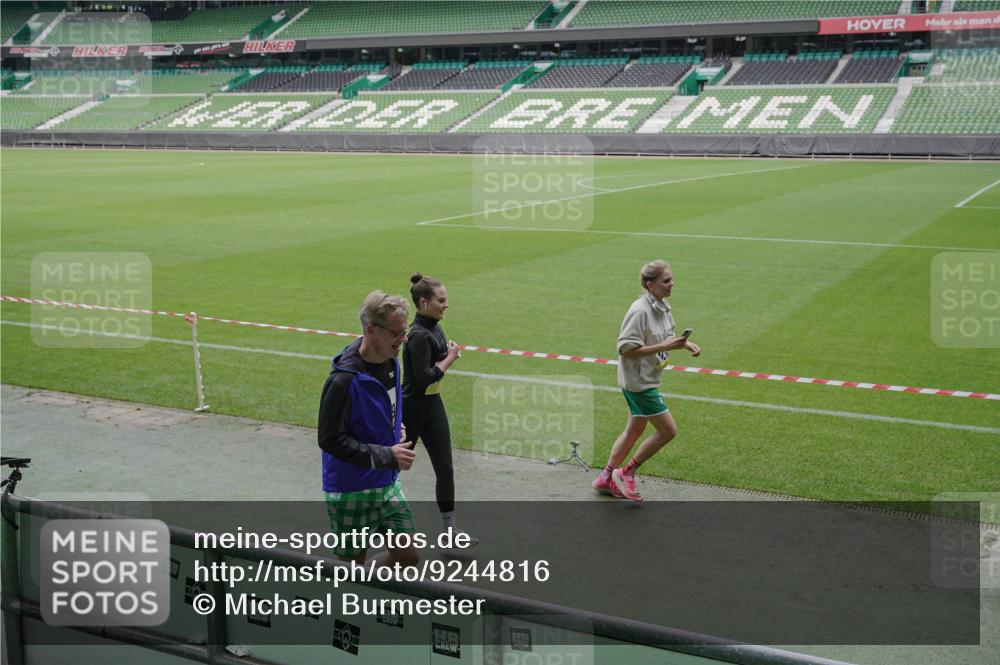 05.10.2025 - 20. swb-Marathon Bremen Michael Burmester http://msf.ph/oto/9244816 05.10.2025 10:36:52 Laufen im Stadion 7123, 7777, 7908, 8585, 9177, 9208, 9215, 9246, 9271, 9272, 9294, 9305, 9346, 9349, 9363, 9371, 9381, 9443, 9473, 9531, 9568, 9593, 9603, 9604, 9608, 9611, 9613, 9635, 9655, 9673, 9692, 9747, 9802, 9812, 9827, 9839, 9913, 9991, 10004, 10026, 10030, 10067, 10071, 10093, 10209, 10217, 10219, 10290, 10291, 10324, 10345, 10357, 10406, 10489, 10492, 10518, 10558, 10560, 10562, 10571, 10588, 10615, 10656, 10679, 10762, 10771, 10809, 10821, 10901 meine-sportfotos.de